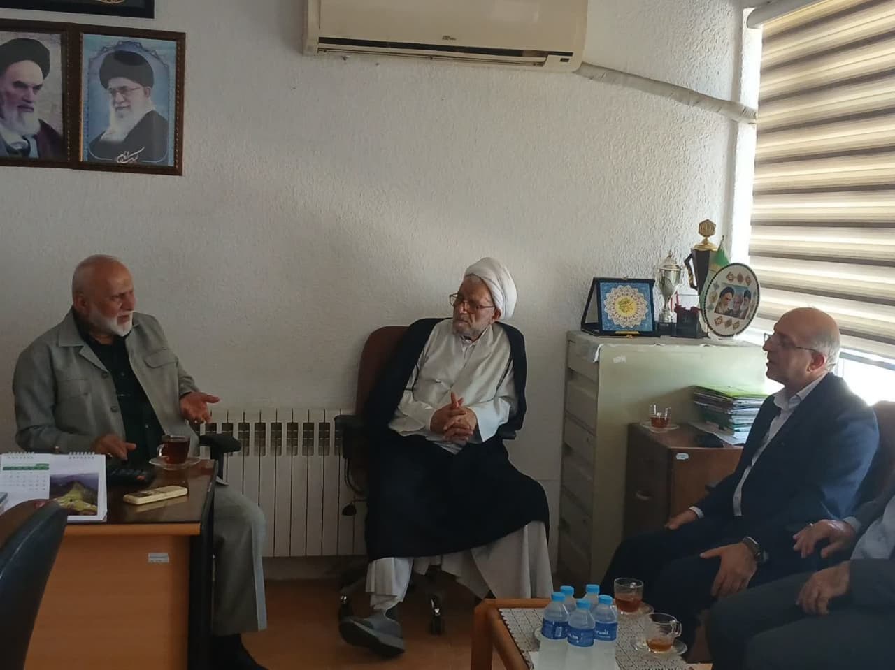 نشست مشترک حاج آقا داوطلب مدیرکل بنیاد شهید استان باتفاق همراهان با حاج آقا اسماعیلی مدیرعامل آسایشگاه معلولین وسالمندان رشت ( خیریه ) نشست مشترک حاج آقا داوطلب مدیرکل بنیاد شهید استان باتفاق همراهان با حاج آقا اسماعیلی مدیرعامل آسایشگاه معلولین وسالمندان رشت ( خیریه )